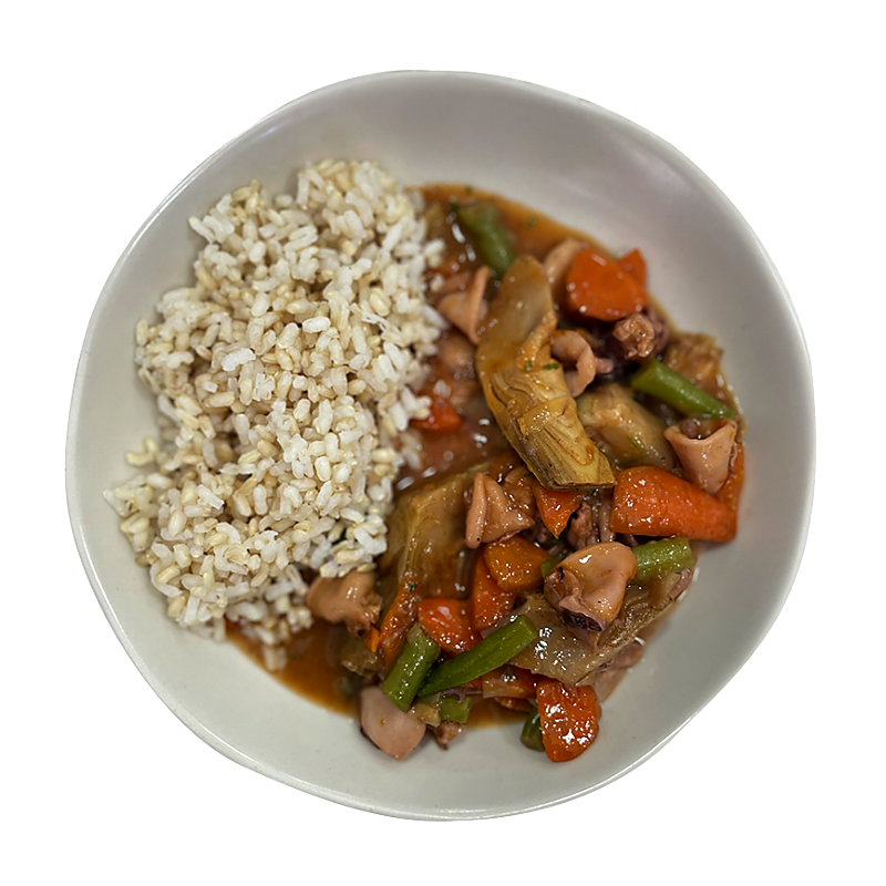 Calamar encebollado con arroz integral