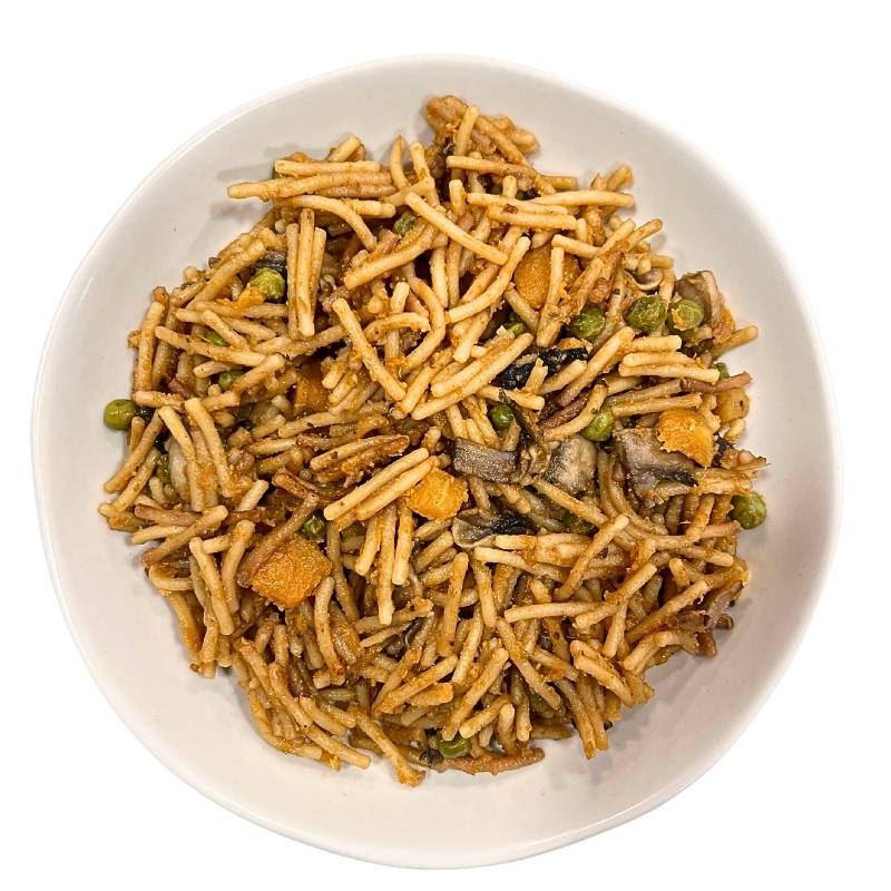 Fideuá de verduras, setas y guisantes