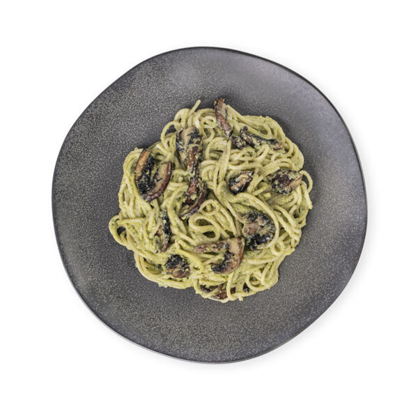 pasta al pesto de guisantes y avellanas