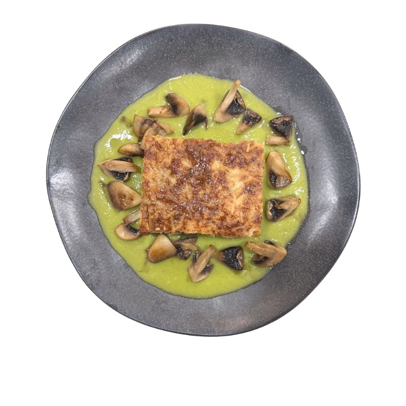 Pastel de verduras con salsa de guisantes y setas