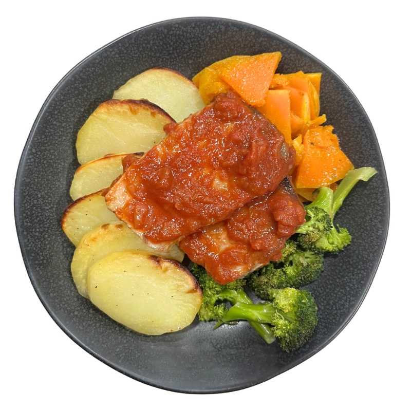 Atún con tomate, verduras y patatas