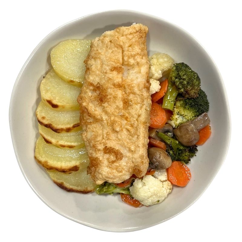 Filete de merluza rebozada con verduras y patatas