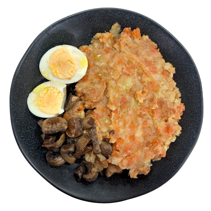 Trinchat de patata, zanahoria con setas y huevo cocido