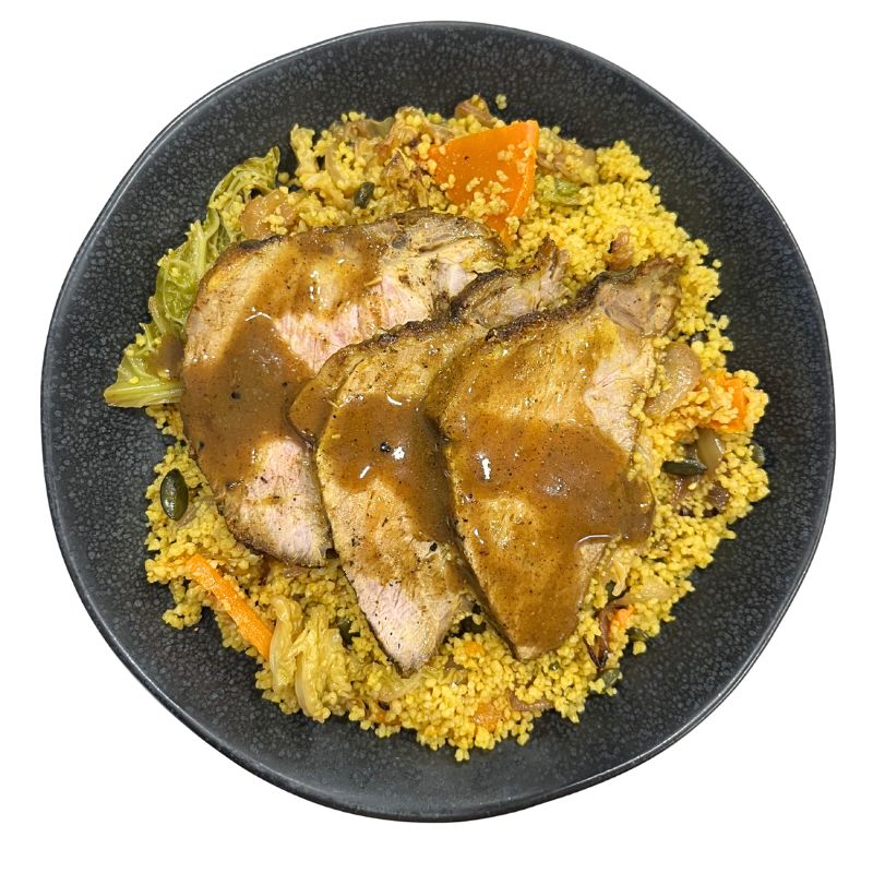 Cuscús con lomo especiado, verduras y semillas