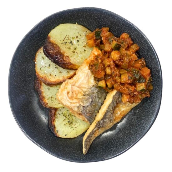Merluza con samfaina y patatas