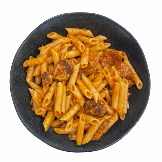 Macarrones con tomate, coco y chorizo