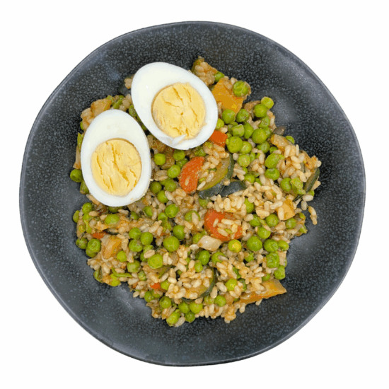 Cazuela de guisantes al tomillo con arroz y huevo