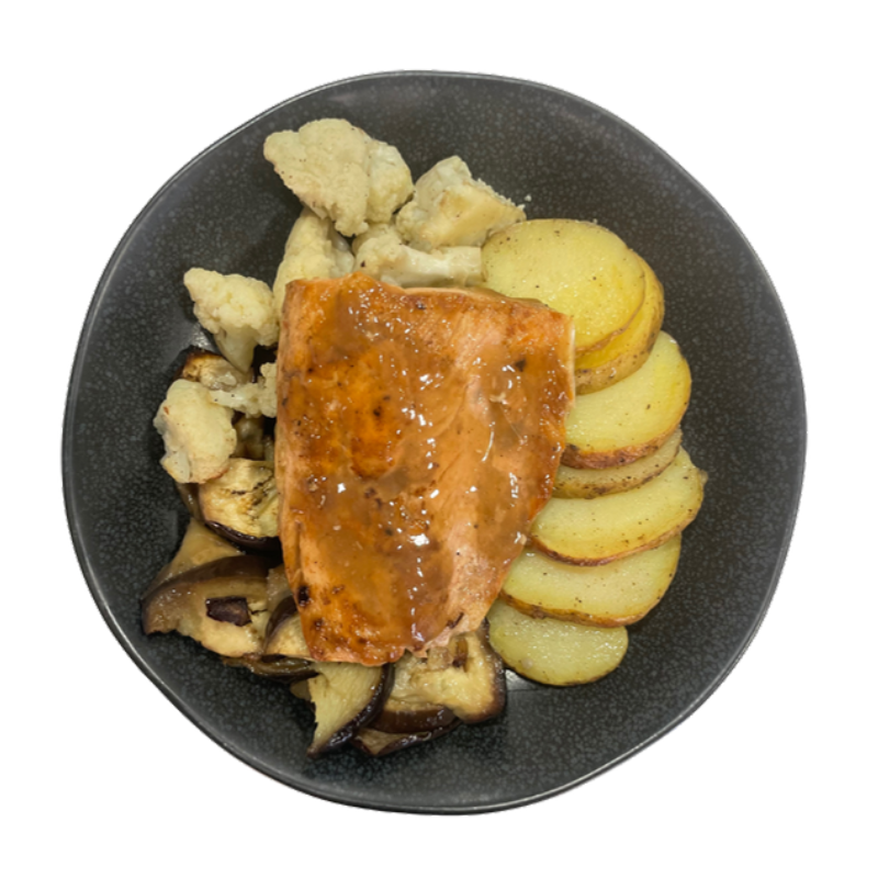Salmón con miso, sésamo, verduras y patata
