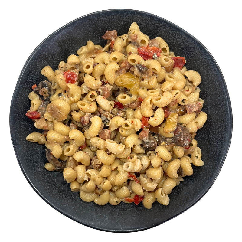 Pasta con verduras, queso azul y bacon