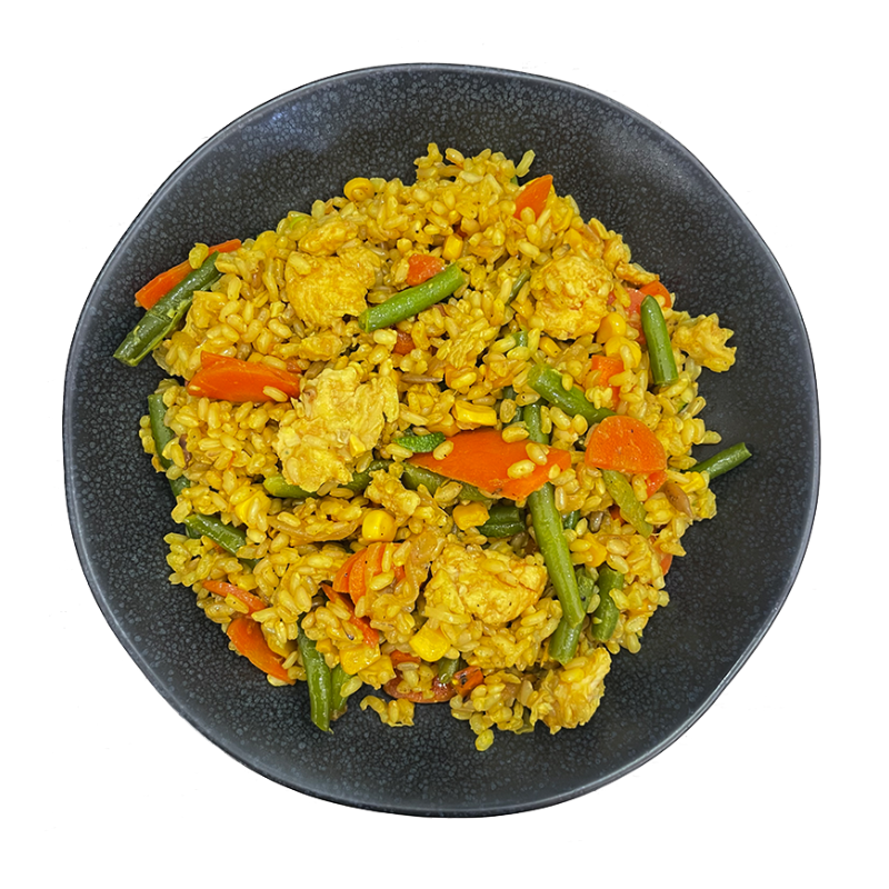 Wok de arroz con verduras, huevo y cúrcuma