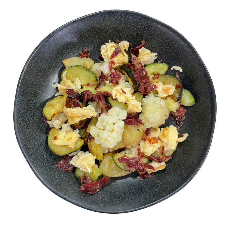 Coliflor, verduras, jamón, patata y huevo (pide la opción vegetariana)