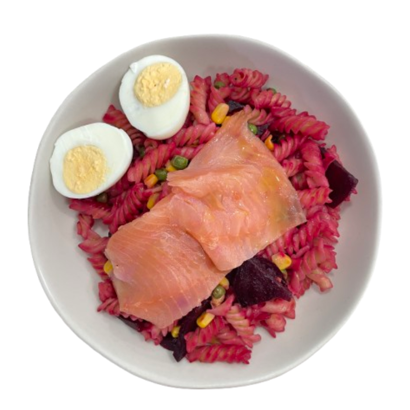 Ensalada de pasta, salmón ahumado y huevo